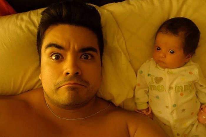 Papa et bébé même regard